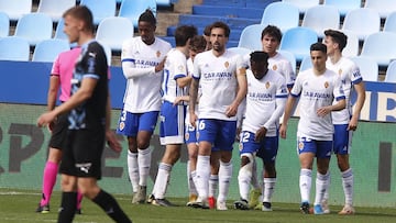 Los jugadores del Real Zaragoza celebran el gol de Iv&aacute;n Az&oacute;n contra el Almer&iacute;a.