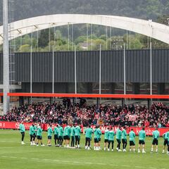 “¡Oihan, Oihan, Oihan!”, ha coreado el millar de hinchas del Athletic citados en Lezama