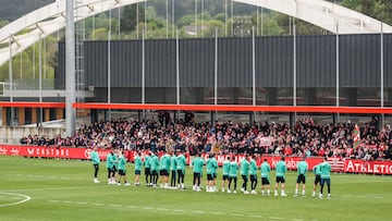 LEZAMA (VIZCAYA).- Cientos de aficionados han arropado al Athletic de Bilbao tras el último entrenamiento con el que el conjunto rojiblanco ha preparado este miércoles el partido de Liga Europa del jueves ante el Glasgow Rangers en San Mamés. EFE/Javier Zorrilla
