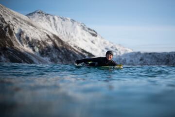 La nieve, la baja temperatura del agua... Nada detiene a estos surfistas que una temporada más disfrutan de la islas noruegas de Lofoten, en pleno Círculo Ártico.