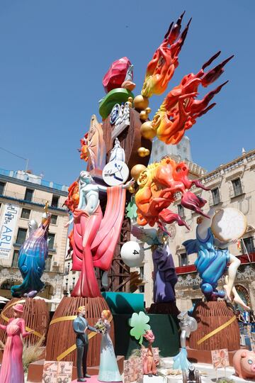 Las fallas visten las calles de Alicante.