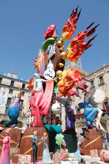 Las fallas visten las calles de Alicante. 