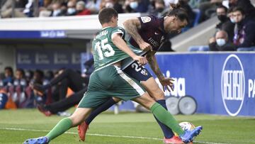 Partido de fútbol entre el Huesca y el Amorebieta sw segunda división en el campo de fútbol El Alcoraz
