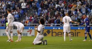 Tristeza de los jugadores del Real Madrid tras ganar al Deportivo pero perder la Liga por el triunfo del Barcelona.