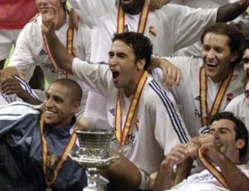 Figo celebra junto a sus compañeros en el Real Madrid la Supercopa de España de 2001 ganada ante el Real Zaragoza.