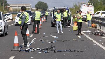 Agentes de la Guardia Civil y miembros de Emergencias en el punto kilométrico 205 de la N-332 entre las localidades de Oliva y Denia, donde la conductora de un turismo ,que ha dado positivo en el control de alcohol y drogas , ha arrollado a un grupo de seis ciclistas de un equipo de Jàvea, provocando la muerte de dos de ellos y heridas graves a otros tres.
