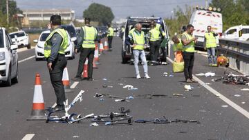 Agentes de la Guardia Civil y miembros de Emergencias en el punto kilom&eacute;trico 205 de la N-332 entre las localidades de Oliva y Denia, donde la conductora de un turismo ,que ha dado positivo en el control de alcohol y drogas , ha arrollado a un grupo de seis ciclistas de un equipo de J&agrave;vea, provocando la muerte de dos de ellos y heridas graves a otros tres.