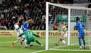 2-2. Jude Bellingham remata a puerta vacía tras una asistencia de Kylian Mbappé. El tanto se revisa en el VAR por un golpe de Vinicius con la rodilla a Iñaki Peña. El gol sube al marcador.