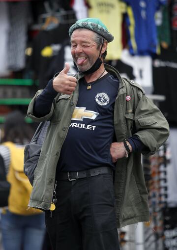 En el  barrio londinense de Camden Town, conocido por sus variopintas calles y reconditos callejones de ladrillo marron, se mezclan devoción por la música y el amor por el fútbol.