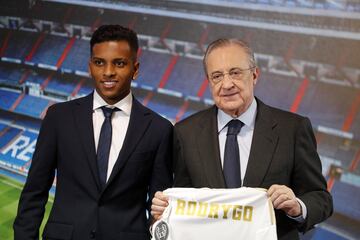 El delantero brasileño de 18 años Rodrygo Goes ha sido presentado como nuevo jugador del Real Madrid en el Santiago Bernabéu junto a su familia y a Florentino.