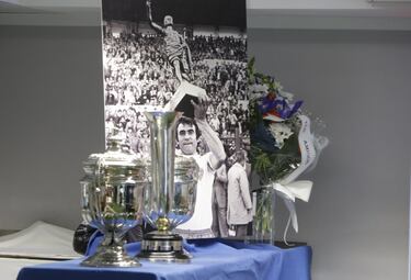 Los tres trofeos que gan¨® Violeta como jugador del Real Zaragoza: las Copas del General¨ªsimo de 1964 y 1966 y la Copa de Ferias de 1964.