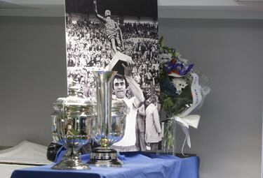 Los tres trofeos que gan Violeta como jugador del Real Zaragoza: las Copas del Generalsimo de 1964 y 1966 y la Copa de Ferias de 1964.