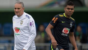 Tite y Casemiro entrenando con Brasil.