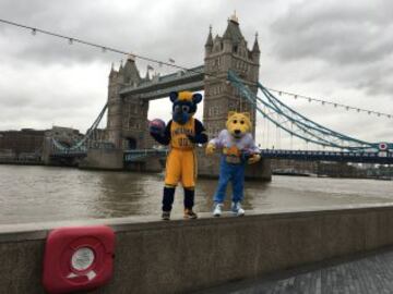 Las mascotas de ambos equipos haciendo turismo por Londres. 