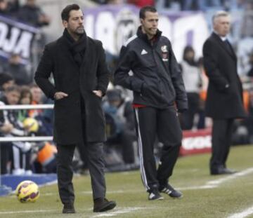 El entrenador del Getafe, Quique Sánchez Flores, observa desde la zona técnica las incidencias del partido de la decimonovena jornada de la Liga BBVA.