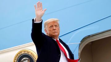 FOTO DE ARCHIVO: El presidente de Estados Unidos, Donald Trump, saluda mientras aborda el Air Force One en el Aeropuerto Internacional Valley despu&eacute;s de visitar el muro fronterizo entre Estados Unidos y M&eacute;xico, en Harlingen, Texas, Estados Unidos, el 12 de enero de 2021.