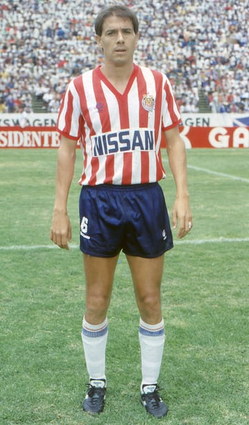 Dejó a La Máquina en 1983 para llegar a Tecos y militó en el Rayo Vallecano de España en 1985. Volvió a México en 1986 con Chivas, club con el que alzó su tercer campeonato liguero en la 1986-87, la novena estrella del equipo tapatío y con lo que se rompió un ayuno de 17 años sin título.