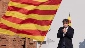 El expresidente de la Generalitat de Catalunya Carles Puigdemont aplaude durante un acto de bienvenida organizado por entidades independentistas en el paseo Lluís Companys, a 8 de agosto de 2024, en Barcelona, Catalunya (España). Dicha concentración ha sido convocada por entidades independentistas, con la asistencia de Junts, ERC, CUP, ANC, Òmnium Cultural, CDR y Associació de Municipis per la Independència (AMI). Puigdemont tiene previsto asistir a este acto de bienvenida para después participar en el pleno de investidura del líder del PSC, casi siete años después de instalarse en Bélgica por las consecuencias judiciales del 'procés', y con una orden de detención.
08 AGOSTO 2024
David Zorrakino / Europa Press
08/08/2024