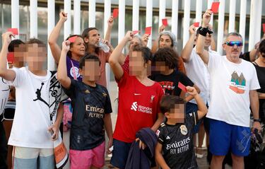 Con tarjetas rojas y pancartas reivindicativas los manifestantes piden la dimisión del presidente de la RFEF, Luis Rubiales.