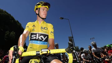 Christopher Froome posa con el maillot amarillo de l&iacute;der del Tour de Francia antes de la salida de la 16&ordf; etapa de la prueba.