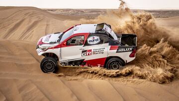 Alonso y Coma con el Toyota en Marruecos.