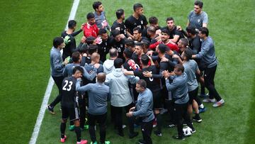 Los jugadores forman una piña al término de un entrenamiento.