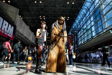 Jason y Ginno, de Nueva York, vestidos como Chewbacca y Han Solo, asisten a la Comic Con de Nueva York, en el Centro de Convenciones Jacob Javits en Manhattan.