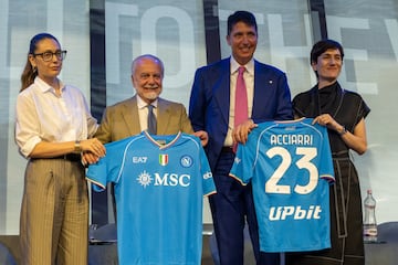 Presentación de la primera y segunda equipación del Nápoles para la temporada 2023/24.