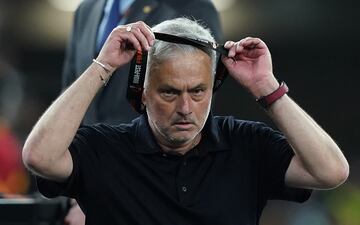 José Mourinho, entrenador de la Roma,  se quita la medalla de subcampeón de la Europa League tras recibirla.