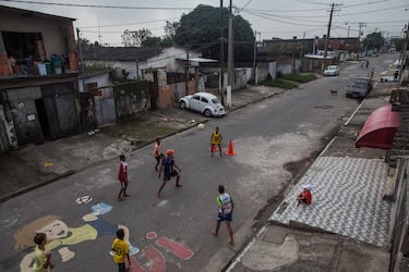 Un grupo de niños juegan al fútbol en las calles del barrio Jardín Gloria en Praia Grande, Brasil. Neymar vivió en este barrio entre los 7 y los 12 años. Construyó en 2014 un centro deportivo y educativo para los niños del barrio.