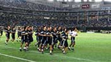 <B>UN ENTRENAMIENTO HISTÓRICO</B>. Los jugadores del Real Madrid alucinaron al ver el estadio lleno para seguir su sesión de trabajo.