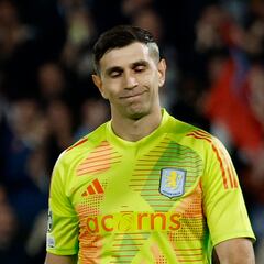 ¿Por qué pitan al ‘Dibu’ Martínez cuando toca el balón en el PSG - Aston Villa de la Champions League?