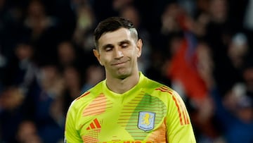 Soccer Football - Champions League - Quarter Final - First Leg - Paris St Germain v Aston Villa - Parc des Princes, Paris, France - April 9, 2025 Aston Villa's Emiliano Martinez looks dejected after Paris St Germain's second goal scored by Khvicha Kvaratskhelia REUTERS/Stephanie Lecocq