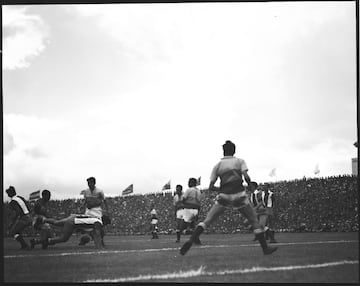 El 10 de agosto de 1938 se inauguró el Estadio Nemesio Camacho El Campín. Así se veía el estadio en la época del Dorado.