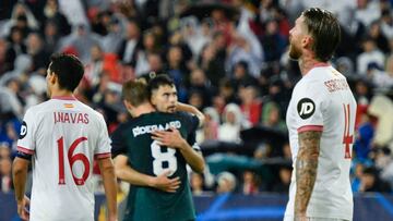 Sevilla, 24/10/2023.- Los jugadores del Arsenal celebran el primer gol del equipo inglés ante los defensores del Sevilla, Jesús Navas (i) y Sergio Ramos durante el encuentro correspondiente a la fase de grupos de la Liga de Campeones que disputan hoy martes en el estadio Sánchez Pizjuán de Sevilla. EFE/Raúl Caro.
