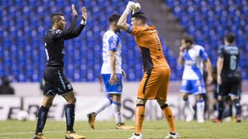 Con gol de Camilo Sanvezzo en los minutos finales, los Gallos le arrebataron los tres puntos a Puebla al igualar 2-2 en el debut de Enrique Meza.