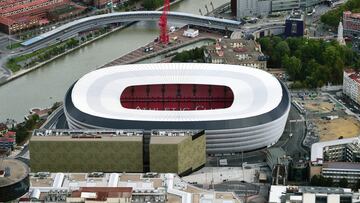 14/08/19 ATHLETIC DE BILBAO PANORAMICA VISTA AEREA ESTADIO SAN MAMES 
MUY IMPORTANTE FIRMAR: MIKEL ARRAZOLA-IREKIA 


Estadio de San Mamés (2013)
San Mamés es un estadio de fútbol ubicado en la villa de Bilbao (País Vasco, España). 
El campo tiene una capacidad de 53 289 localidades (ampliable en 2000 más, según el arquitecto César Azcárate), y cuenta con el rango de estadio de Categoría 4.
El estadio ha sido construido para conservar y mejorar la actual atmósfera de sonido envolvente producida por los cánticos de los aficionados locales. Exteriormente es un estadio de fútbol. Como resultado de la condición del Gobierno Vasco para su entrada en la sociedad San Mamés Barria, y por tanto en la aportación económica, se acordó que en los sótanos del estadio se ubiquen además las siguientes instalaciones ocupando un total de 5434 m². Estas instalaciones no afectan al proyecto general del estadio, apenas suponen un ligero aumento del coste y exteriormente no son apreciables.3
 Módulo de atletismo subterráneo de 112 metros de largo por 12 de ancho: pista de 60 metros lisos e instalaciones para la práctica de salto de altura, triple salto, salto de longitud, salto con pértiga y lanzamiento de peso.
 Centro de innovación deportiva.
 Centro de medicina deportiva.
 Polideportivo municipal con piscina, gimnasio, fitness, spa
