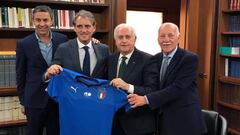 Mancini posa como nuevo seleccionador italiano.