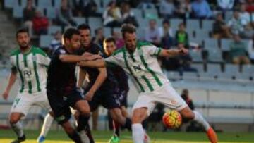 Xisco trata de rematar un bal&oacute;n durante el partido entre C&oacute;rdoba y Huesca que ambos equipos han disputado en el Estadio de El Arc&aacute;ngel