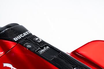 Ducati ha presentado en Madonna di Campiglio a sus equipos de MotoGP y Superbike para la temporada 2023. Los detalles de la Desmosedici son un propulsor 4 tiempos V4 a 90?, refrigeraci¨®n por l¨ªquido, distribuci¨®n desmodr¨®mica con doble ¨¢rbol de levas en cabeza y 4 v¨¢lvulas por cilindro.