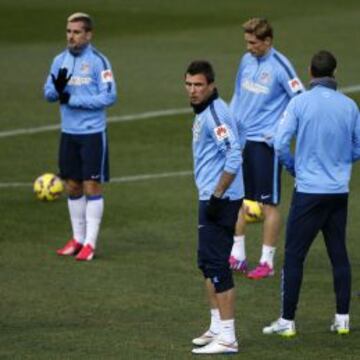 EL TRÍO. Griezmann, Mandzukic y Torres atienden ayer en el entrenamiento del Calderón a las indicaciones de Simeone.