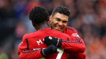 Soccer Football - Premier League - Manchester United v Liverpool - Old Trafford, Manchester, Britain - April 7, 2024  Manchester United's Kobbie Mainoo celebrates scoring their second goal with Casemiro REUTERS/Carl Recine NO USE WITH UNAUTHORIZED AUDIO, VIDEO, DATA, FIXTURE LISTS, CLUB/LEAGUE LOGOS OR 'LIVE' SERVICES. ONLINE IN-MATCH USE LIMITED TO 45 IMAGES, NO VIDEO EMULATION. NO USE IN BETTING, GAMES OR SINGLE CLUB/LEAGUE/PLAYER PUBLICATIONS.