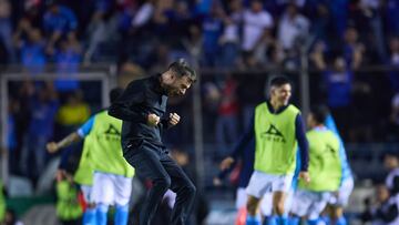 Martin Anselmi head coach of Cruz Azul during the 17th round match between Cruz Azul and Tigres UANL as part of the Liga BBVA MX, Torneo Apertura 2024 at Ciudad de los Deportes Stadium on November 09, 2024 in Mexico City, Mexico.