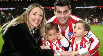 Morata, con su mujer Alice y sus hijos en el Wanda Metropolitano.