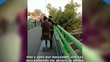 Policía convence a mujer de no arrojarse de un puente y la abraza