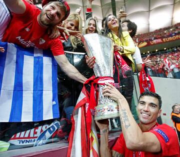 Reyes celebra con la afición sevillista el título de 2015.