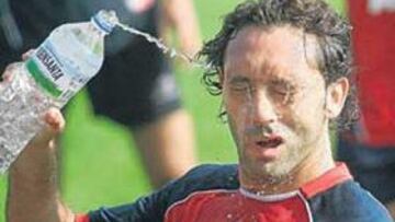 <b>NOVEDAD. </b>Juanmi se refresca durante el último entrenamiento del Sporting.