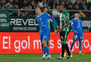 El canterano del Atletico de Madrid se echa la mano a la parte posterior de su pierna derecha y es sustitiudo por José María Giménez.