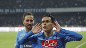 Callejón celebra un gol con Higuaín.