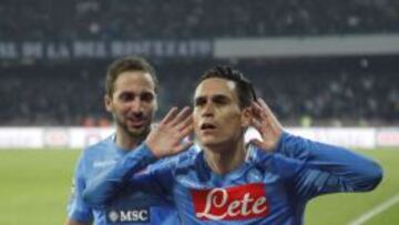 Callej&oacute;n celebra un gol con Higua&iacute;n.